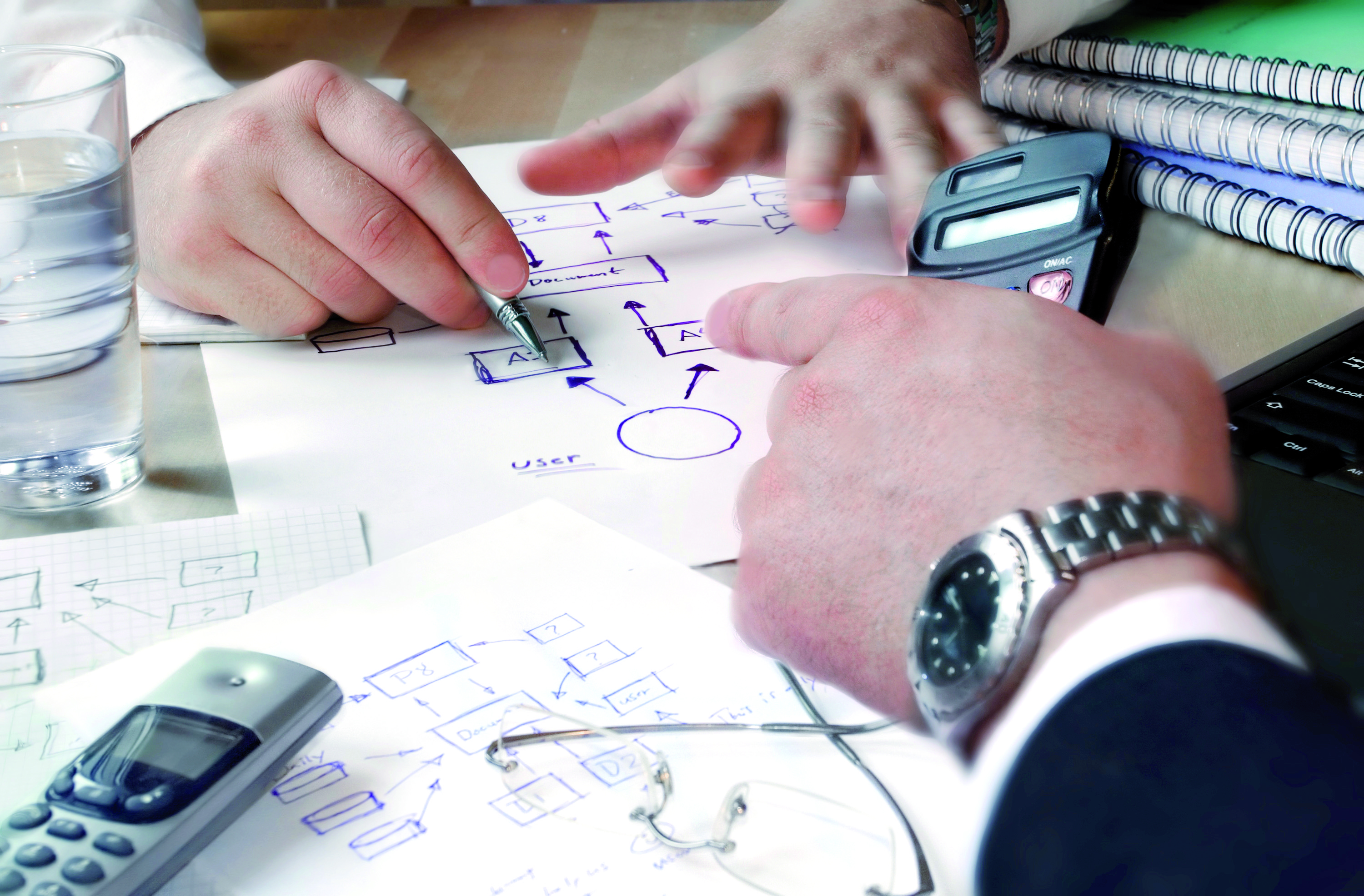 Deux personnes planifiant un projet avec un diagramme