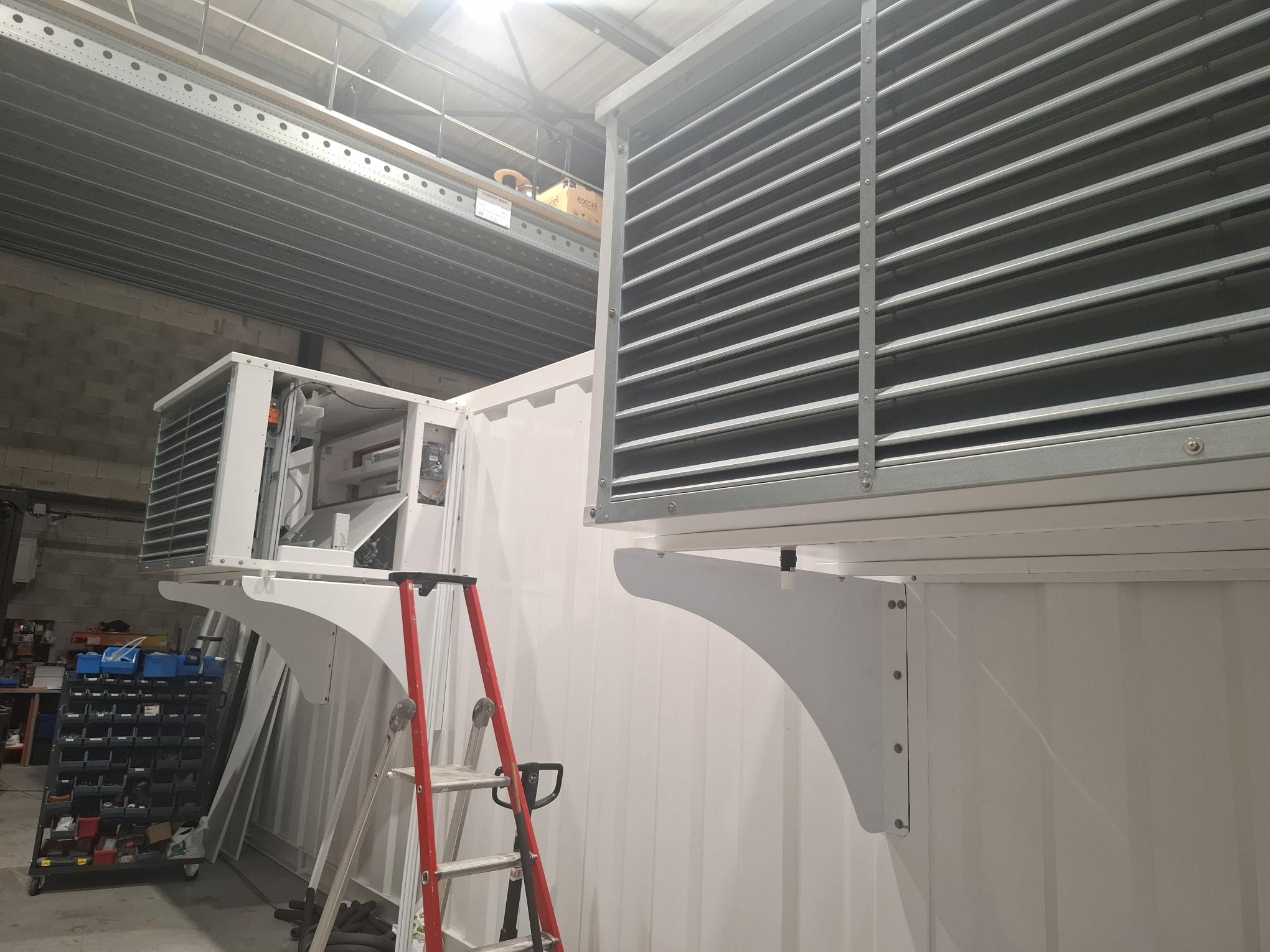Installation industrielle avec échelle et ventilateur.