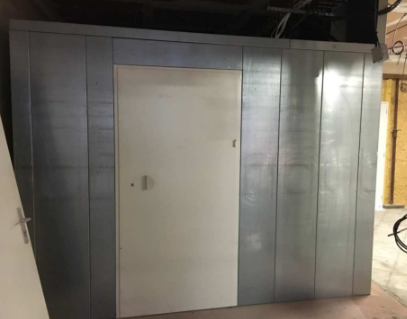 Porte en métal grise dans un mur