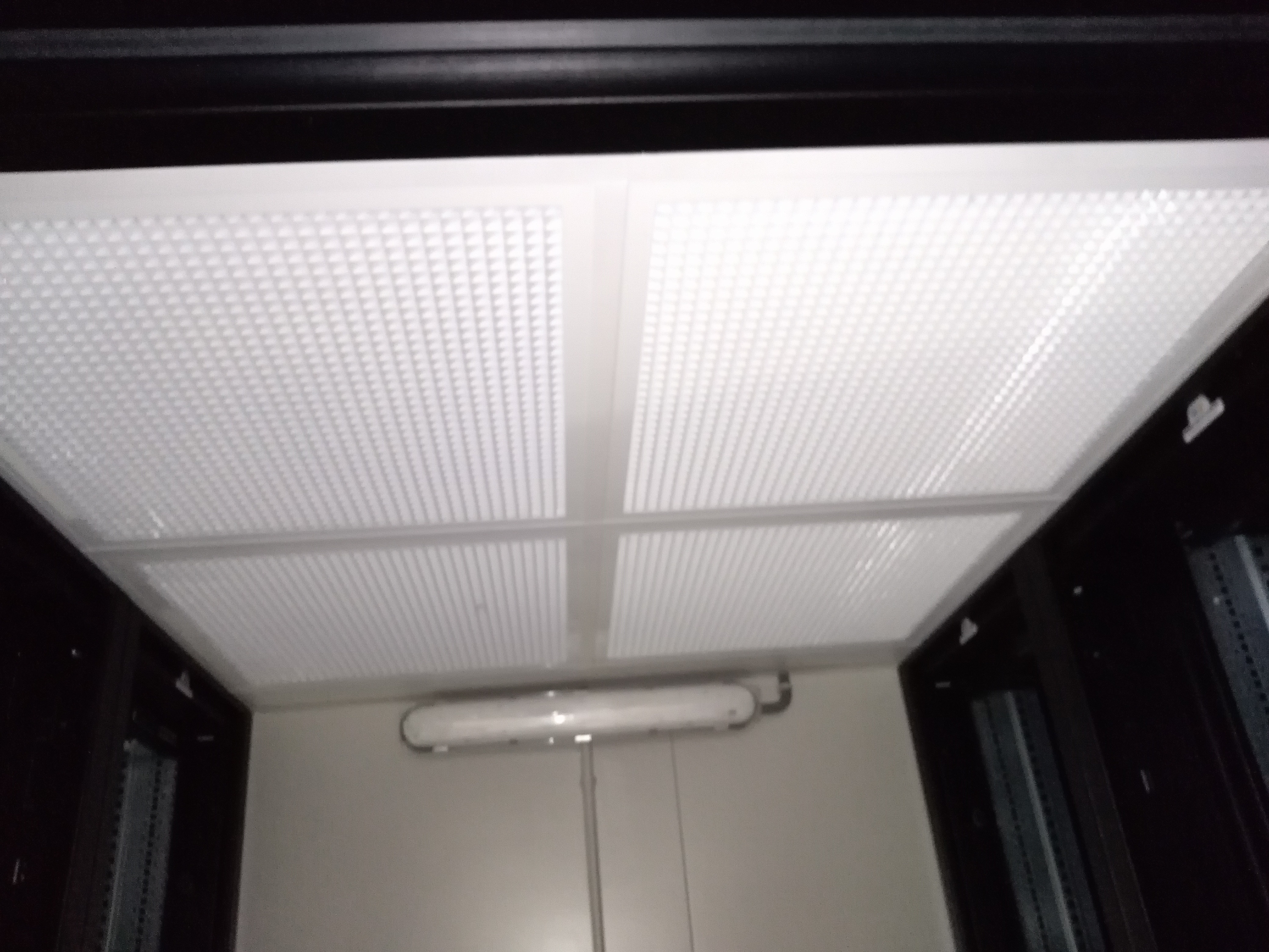 Plafonnier lumineux dans un couloir