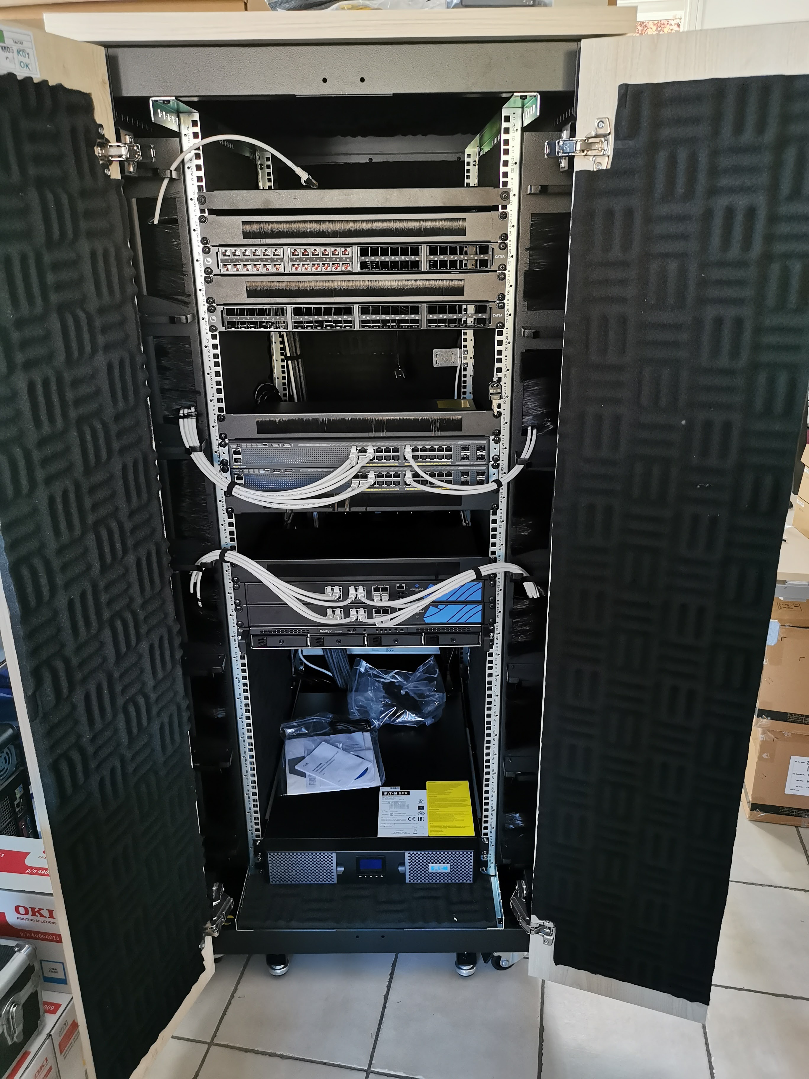 Armoire réseau avec câblage et équipements