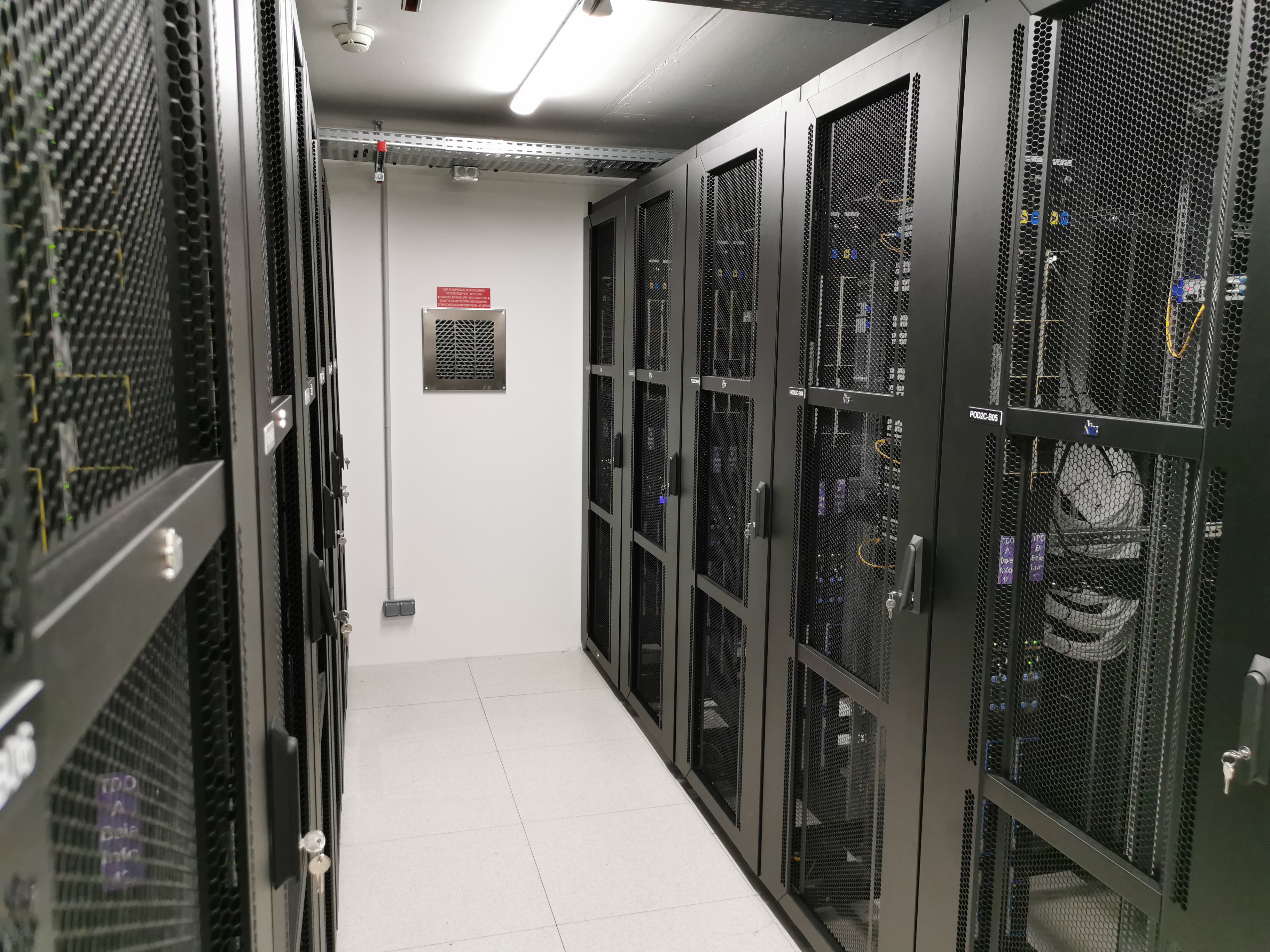 Salle de serveurs avec équipements informatiques