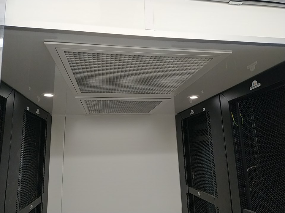 Armoire réseau avec ventilations et câblage visible