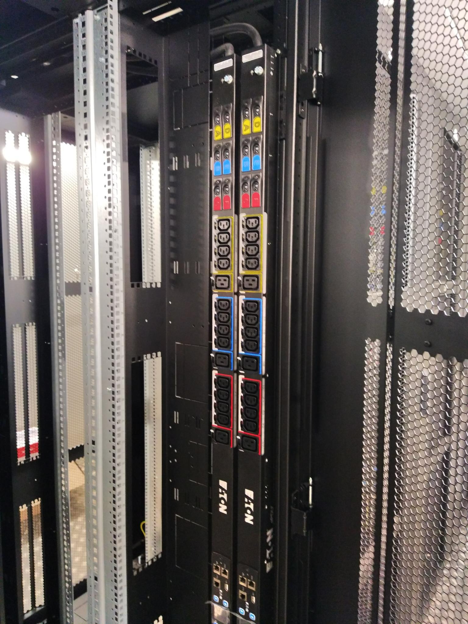 Réseau serveur avec câblage et étiquettes colorées