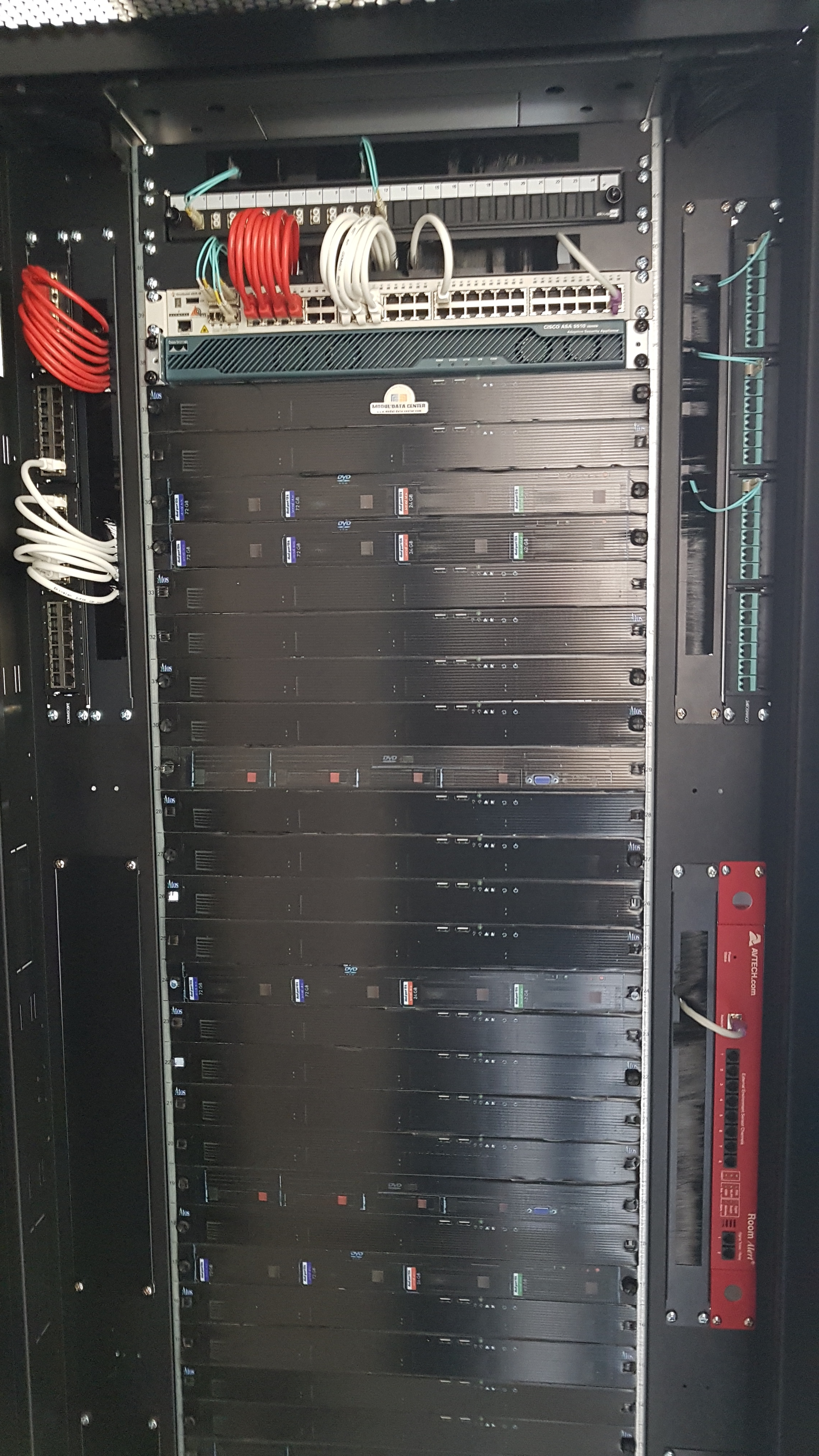 Rack servers HP ProLiant dans une baie de serveur éclairée.