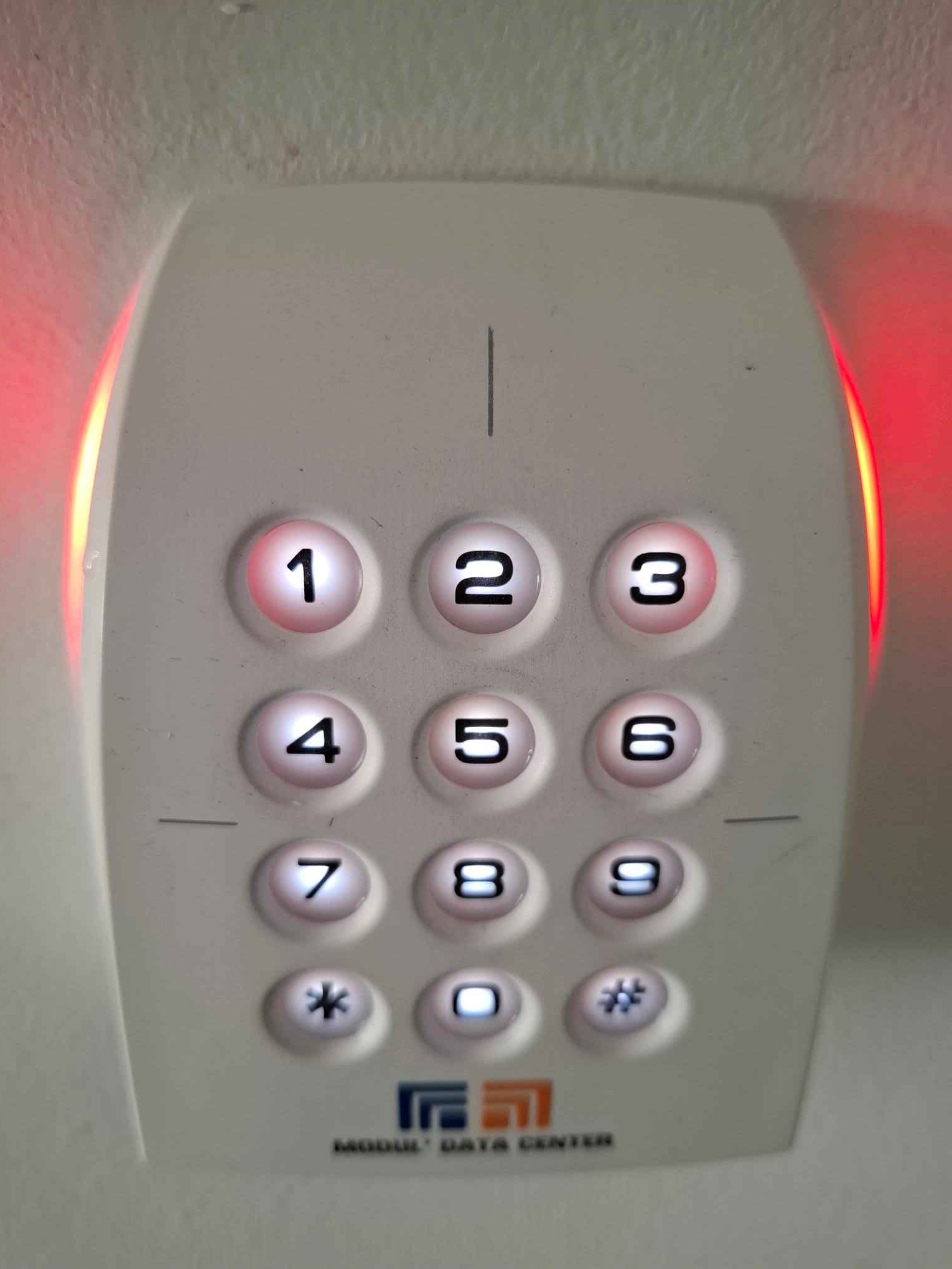 Télécommande avec boutons numérotés et fléchés.