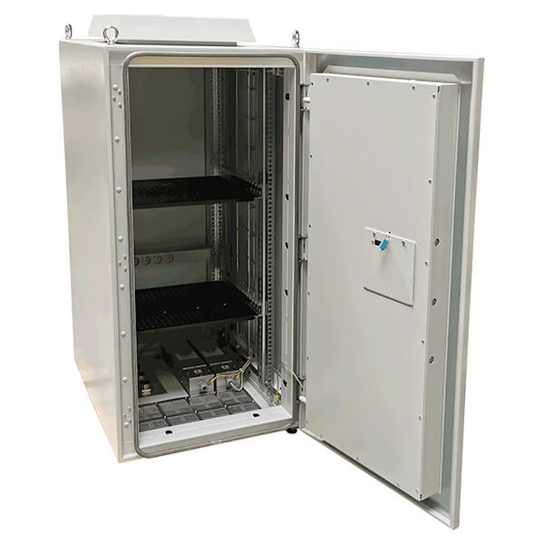 Armoire de serveur en acier inoxydable ouverte avec équipements à l'intérieur