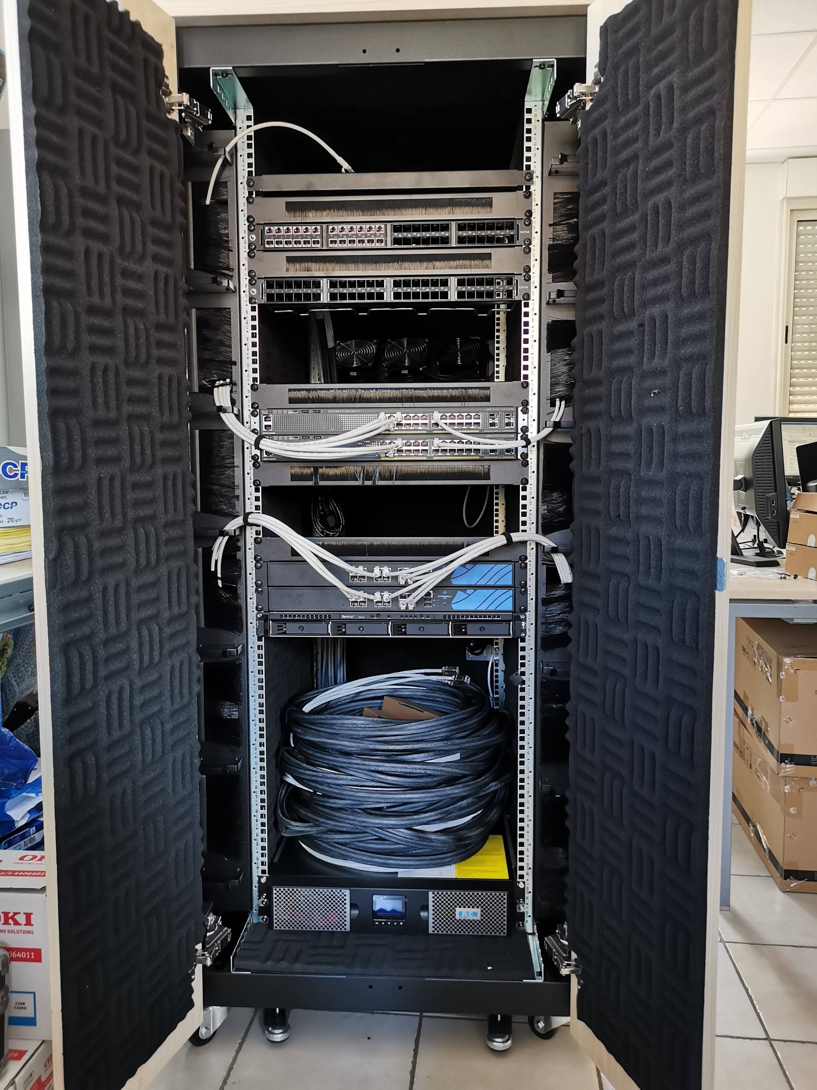 Rack serveur rempli d'équipements et de câbles