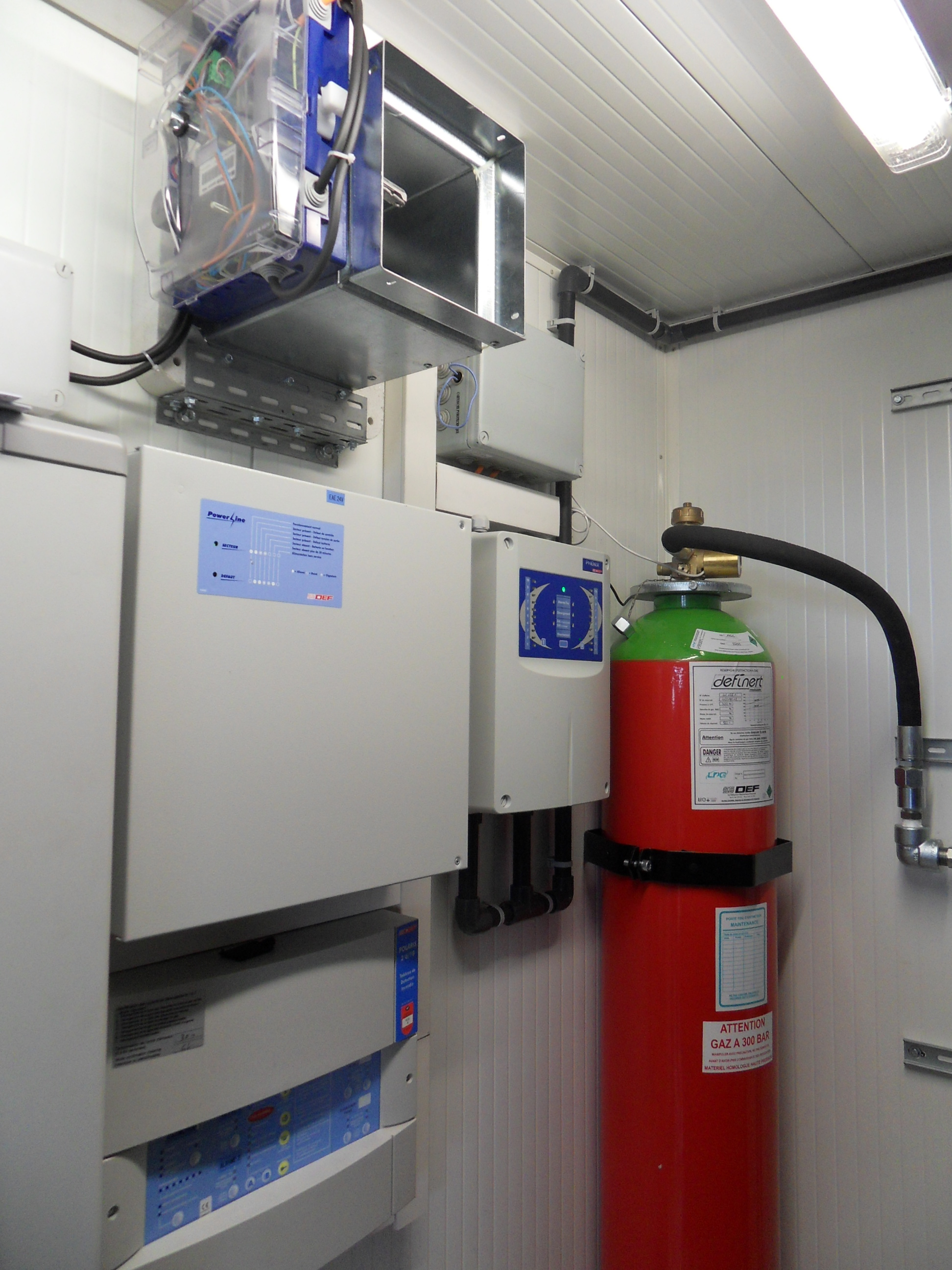 Équipement électrique avec bouteille de gaz