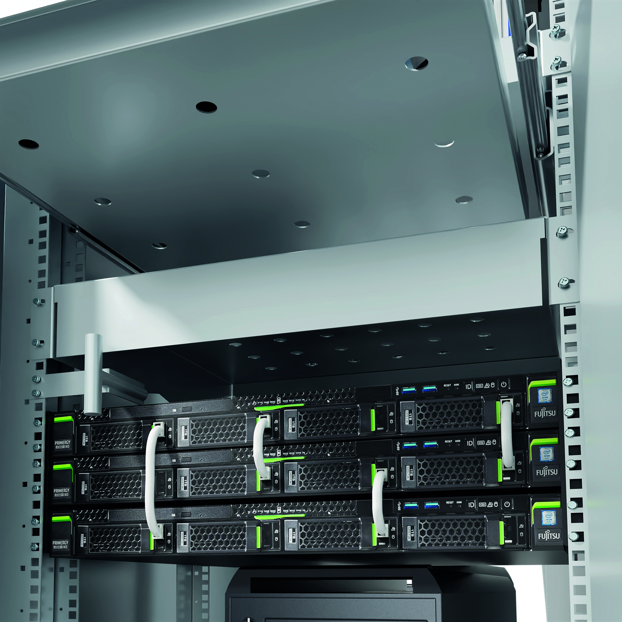 Serveurs Fujitsu dans un rack de serveur